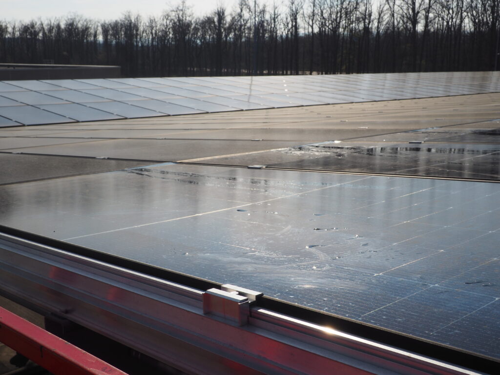Contraste avant/après nettoyage sur panneaux photovoltaïques — modules propres vs encrassement visible