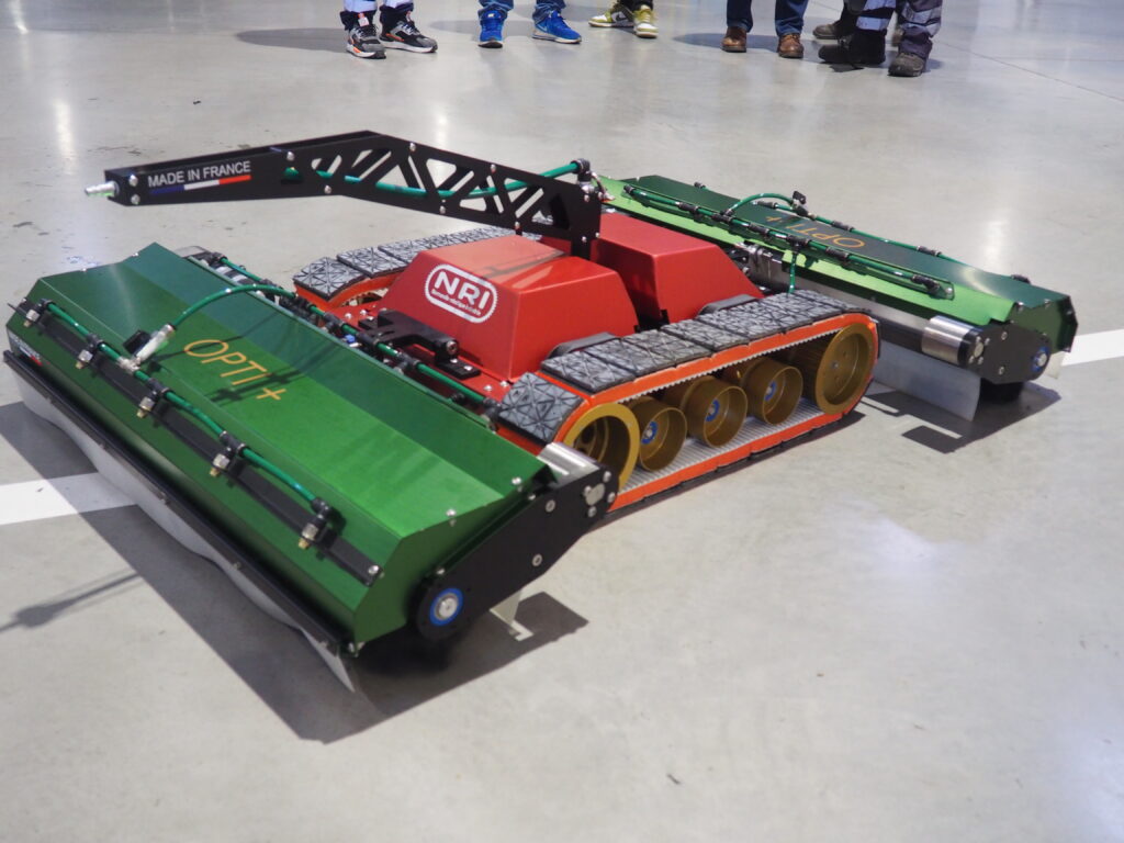 Robot de nettoyage photovoltaïque NRI OPTI+ avec brosses rotatives — Made in France