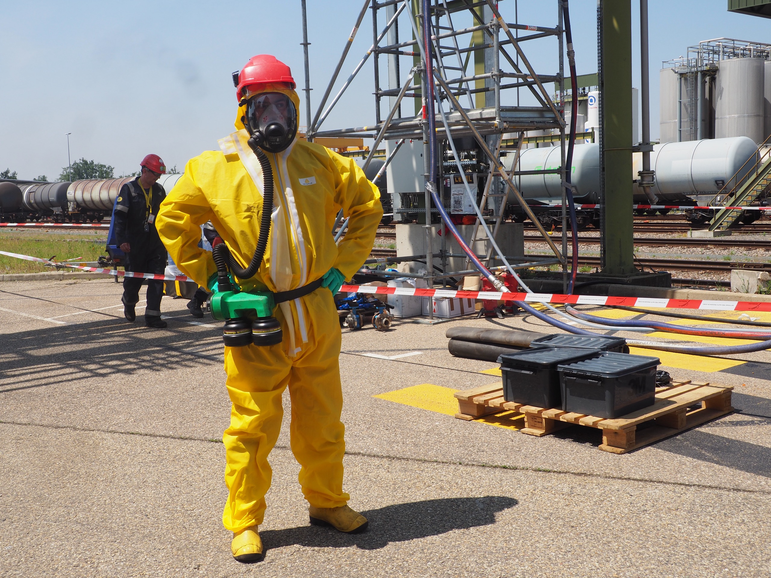 Opérateur en combinaison chimique intégrale et appareil respiratoire isolant sur site industriel classé
