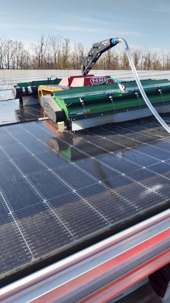 Robot NRI OPTI+ nettoyant des panneaux photovoltaïques en toiture industrielle